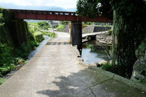 線路橋げた向こうは道路［寺坂水源・南阿蘇村］