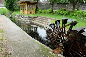 手前の湧水公園［塩井社水源・南阿蘇村］