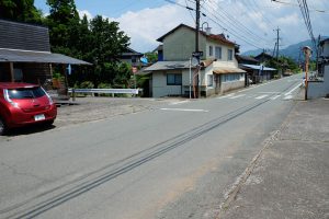 村道の脇道に入ってすぐ［川地後水源・南阿蘇村］