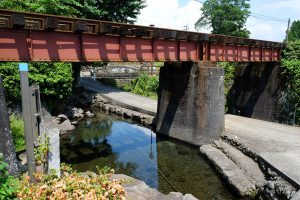 水源の真上が線路［寺坂水源・南阿蘇村］