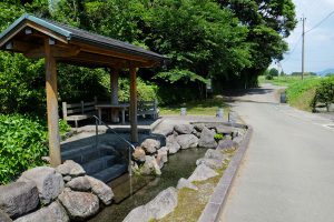 水遊び水路と東屋［湧沢津水源・南阿蘇村］