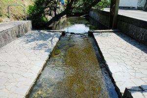 広く平らな汲み場［湧沢津水源・南阿蘇村］