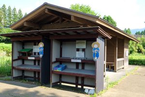 農作物販売所と東屋［池の川水源・南阿蘇村］